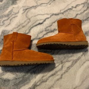 orangish brown uggs with brown bottoms size 7